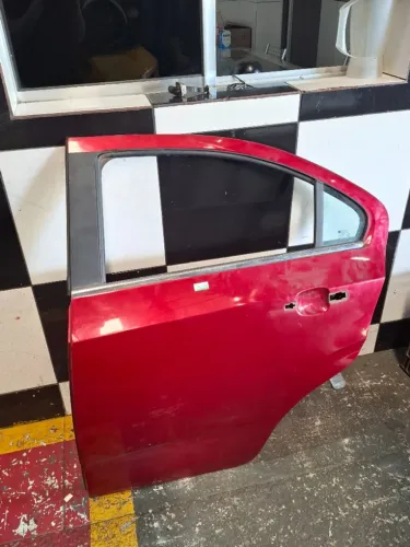 Porta Traseira Esquerda Chevrolet Sonic Sedan 2013/14 Traseira Esquerdo Vermelho