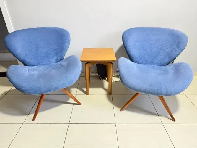 Conjunto duas Poltronas Estofadas com Mesa de canto para sala ou escritório