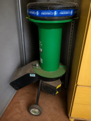 É um triturador elétrico de resíduos orgânicos