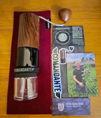 Moedor Manual de Café Comandante C40 Vintage Oak Classic Special Edition