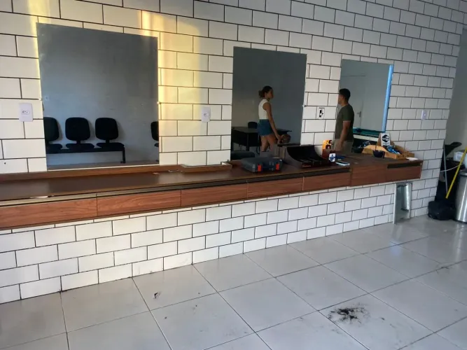 Vendo móveis para salão de beleza e lavatório