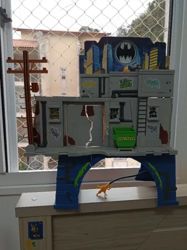 Casa do Batman/ não acompanha o bonequinho. 