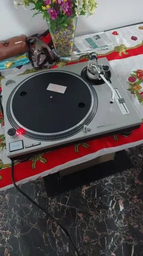 Vendo 1. Um toca disco sl 1200 mk2v