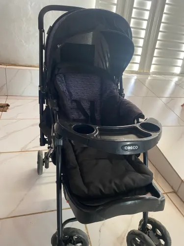 Carrinho de Bebê Cosco com Bebê Conforto