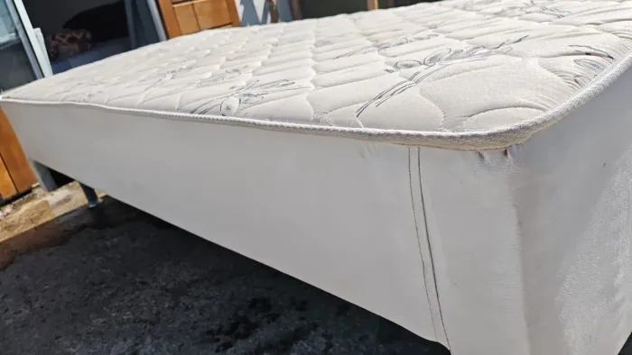 Cama de solteiro com cama auxiliar
