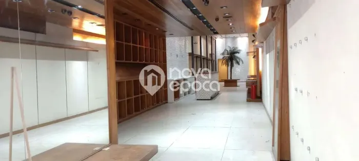 Prédio de três andares para venda no Centro com 800m²