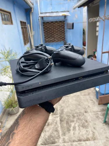 PLAYSTATION 4