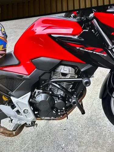 CB 300F, muito nova 8.000 km