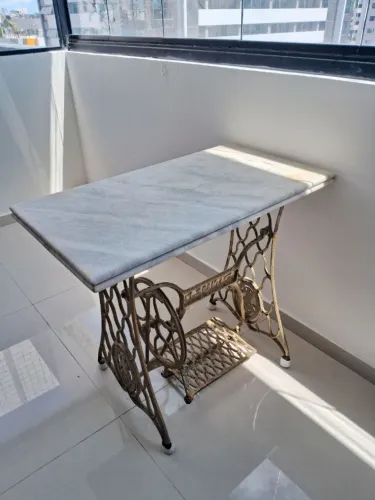 Mesinha com Pé de Máquina Singer e Tampo de Mármore Branco = "Se Realizar Cura Tristezas"