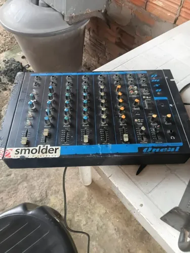 Vende - se essa mesa de som de 8 canais 