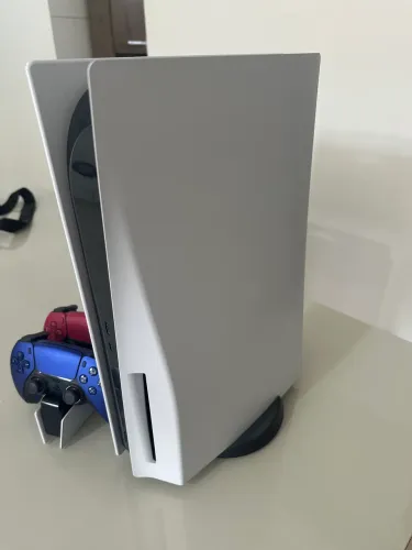 PS5 Mídia Física +2 Cont. e Base de Carregamento