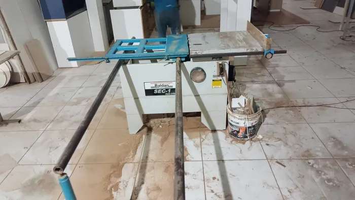 Esta máquina é uma serra esquadrejadeira Baldan SEC-1 