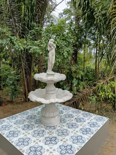Fonte Deusa 1,85m altura em cimento para decoração de jardim