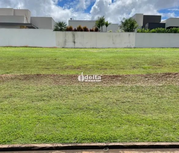 Terreno em condomínio disponível para venda no bairro Granja Marileusa em Uberlândia-MG