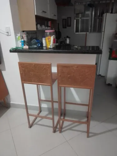 Duas banquetas alta  para bancada 