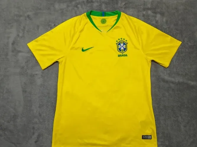 Camisa Oficial Brasil Copa 2018 Nike #15, tamanho M (51x73cm).