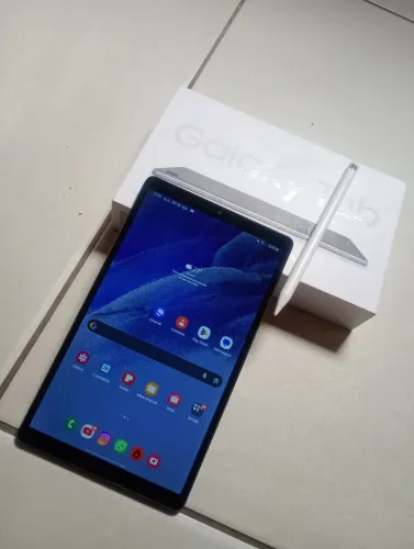 Tablet Samsung com caneta e caixa