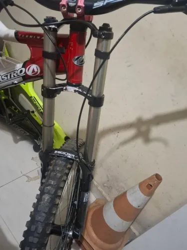 Suspensão rock shock boxxer 26