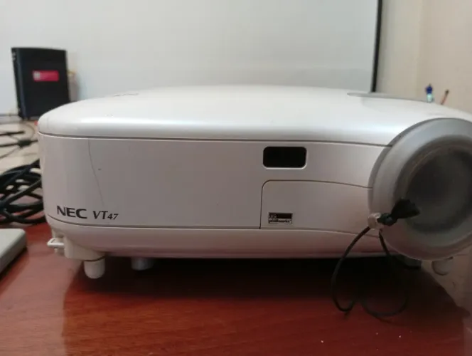 Projetor NEC VT47 + Telão de Brinde