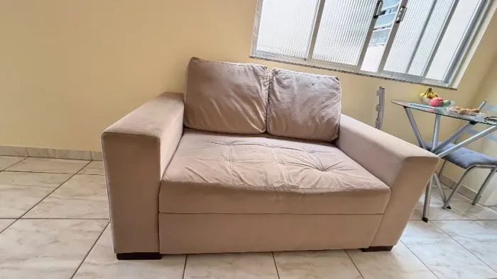 Sofá 2 lugares conservadíssimo