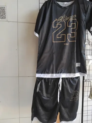 Conjunto Esportivo de Basquete Blusa Preta com Manga e  Bermuda