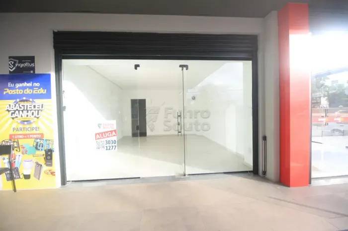Loja Comercial com Vitrine Ampla na Av. Domingos de Almeida - Alto Fluxo e Localização Est