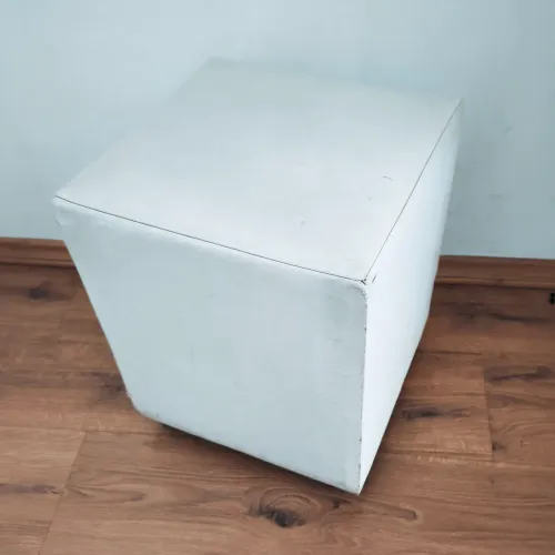 Puff de Madeira com Acabamento em Couro Branco