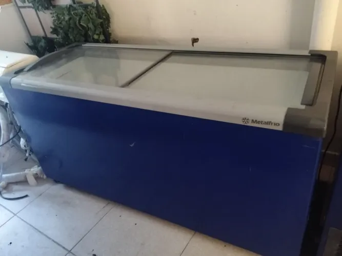 Vendo freezer semi novo 