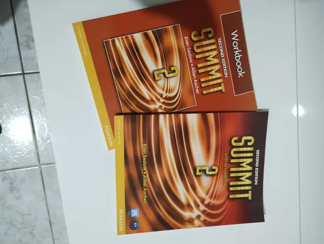 Vendo Livro e caderno de exercícios Summit 2 de Inglês.
