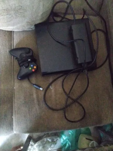 Xbox 360 slim mas hd externo de 500 gb 2 controles