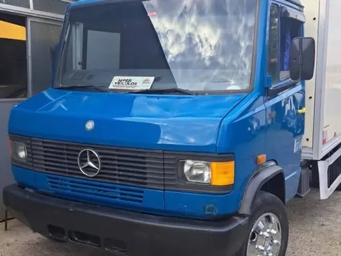 Mercedes 710 - com BAÚ REFRIGERADO - GELA MUITOOOOO
