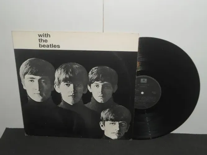 lp Vinil With the Beatles nacional 1964 rel. em 1988  disco ZERADAÇO capa c/ leve amarelo