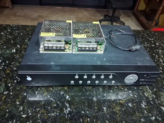DVR 4 canais e 2 fontes 5 amp todos com defeito, para conserto ou aproveitamento das peças
