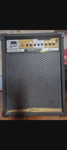 Caixa amplificada MP 600 Frahm usada/ volume com ruído