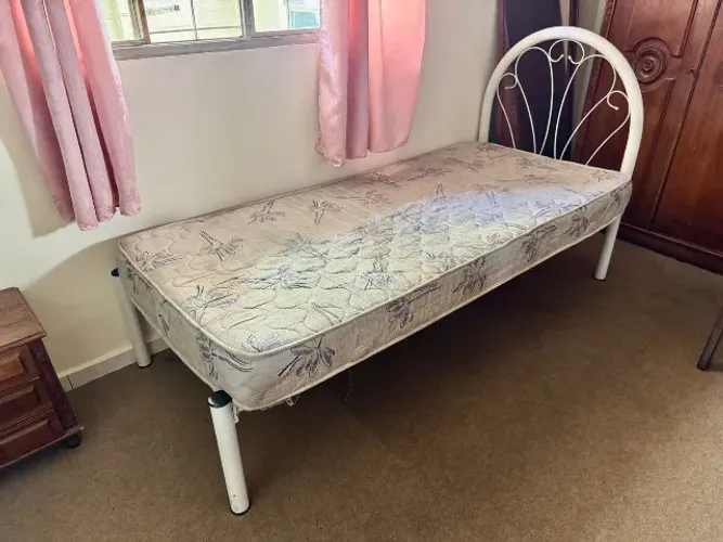 Cama solteiro de ferro com colchão