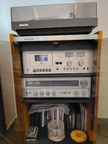 01 APARARELHO COMPLETO TOCA DISCO, TOCA FICA E RADIO E DUAS CAIXAS DE SOM.
