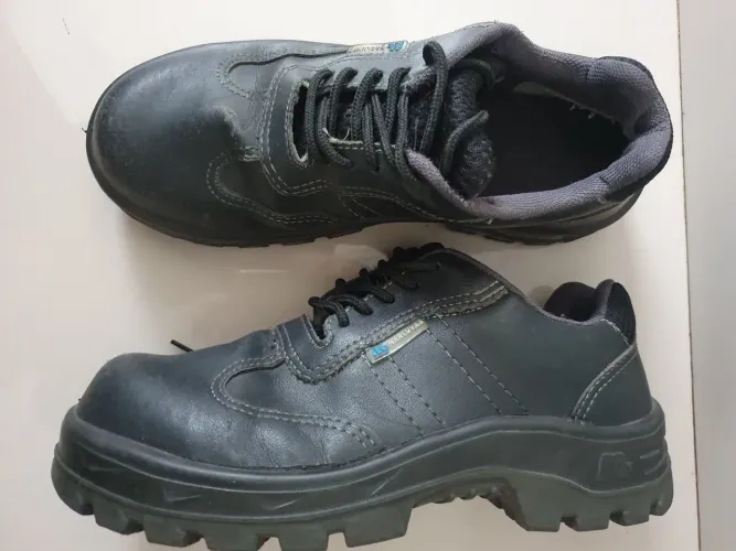 Bota de segurança/ N: 38 / jacarei