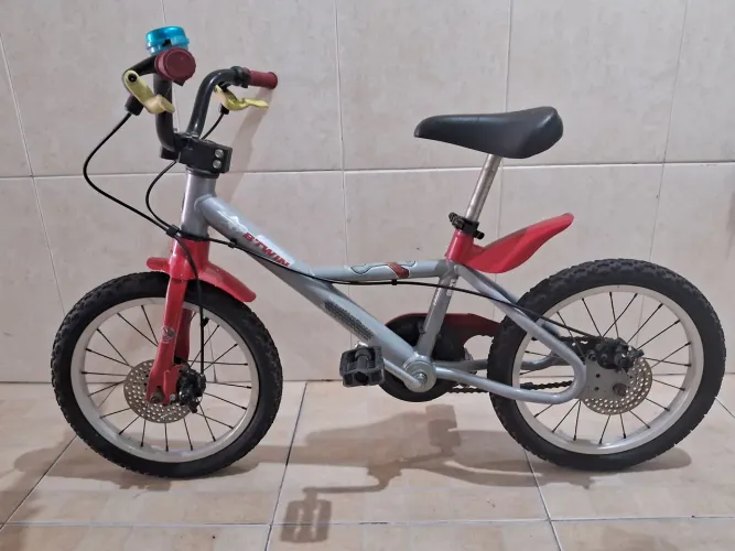 Bicicleta infantil Aro 16 Btwin Decathlon com freio a disco