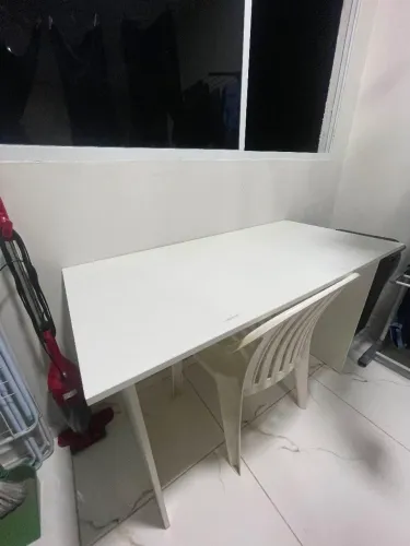 Mesa Multifuncional - Ideal para Estudos, Computador ou o que Você Precisar!