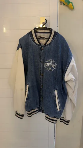 Jaqueta universitária jeans Zara ( NOVO )