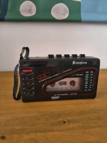 Rádio e tocador de fita cassete K7 antigo