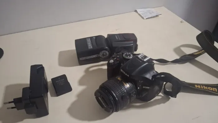 Nikon D5200 com duas baterias carregador um flash