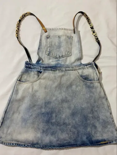 Jardineira jeans lança perfume TAM 42