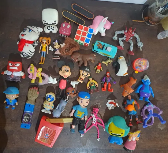 Lote com 37 Brinquedos