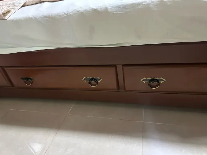 Cama de casal de madeira maciça com colchão 