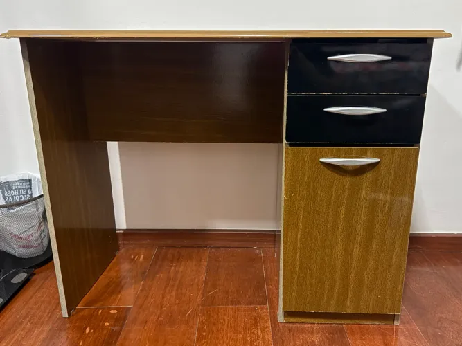 Escrivaninha com 2 gavetas e 1 porta