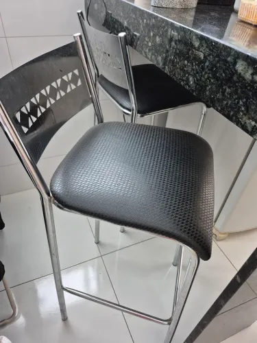 Vendo duas banquetas em inox, assento estofado preto, em bom estado 