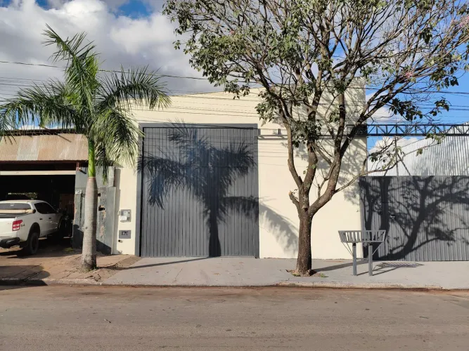? Barracão Comercial Amplo - 240 m² Total com Pé-Direito de 6m