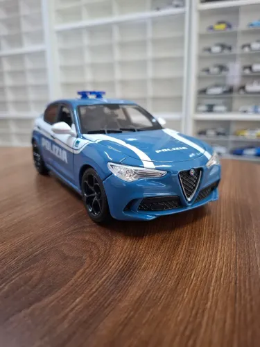 Miniatura Burago 1/24 ALFA ROMEO STELVIO POLIZIA 2017