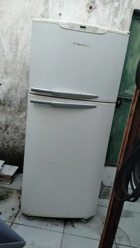Geladeira Eletrolux, duas portas.